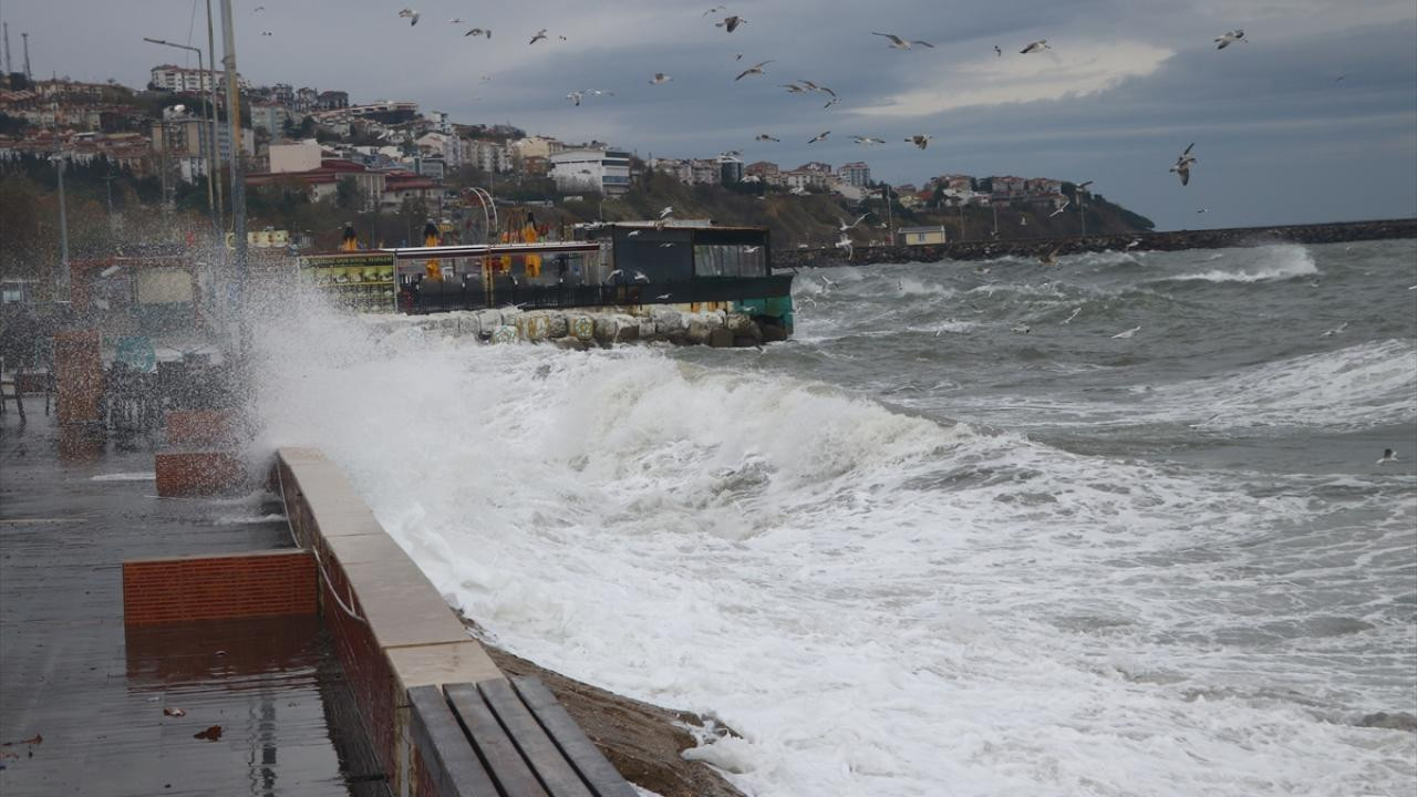 Çanakkale’de lodos etkili oluyor